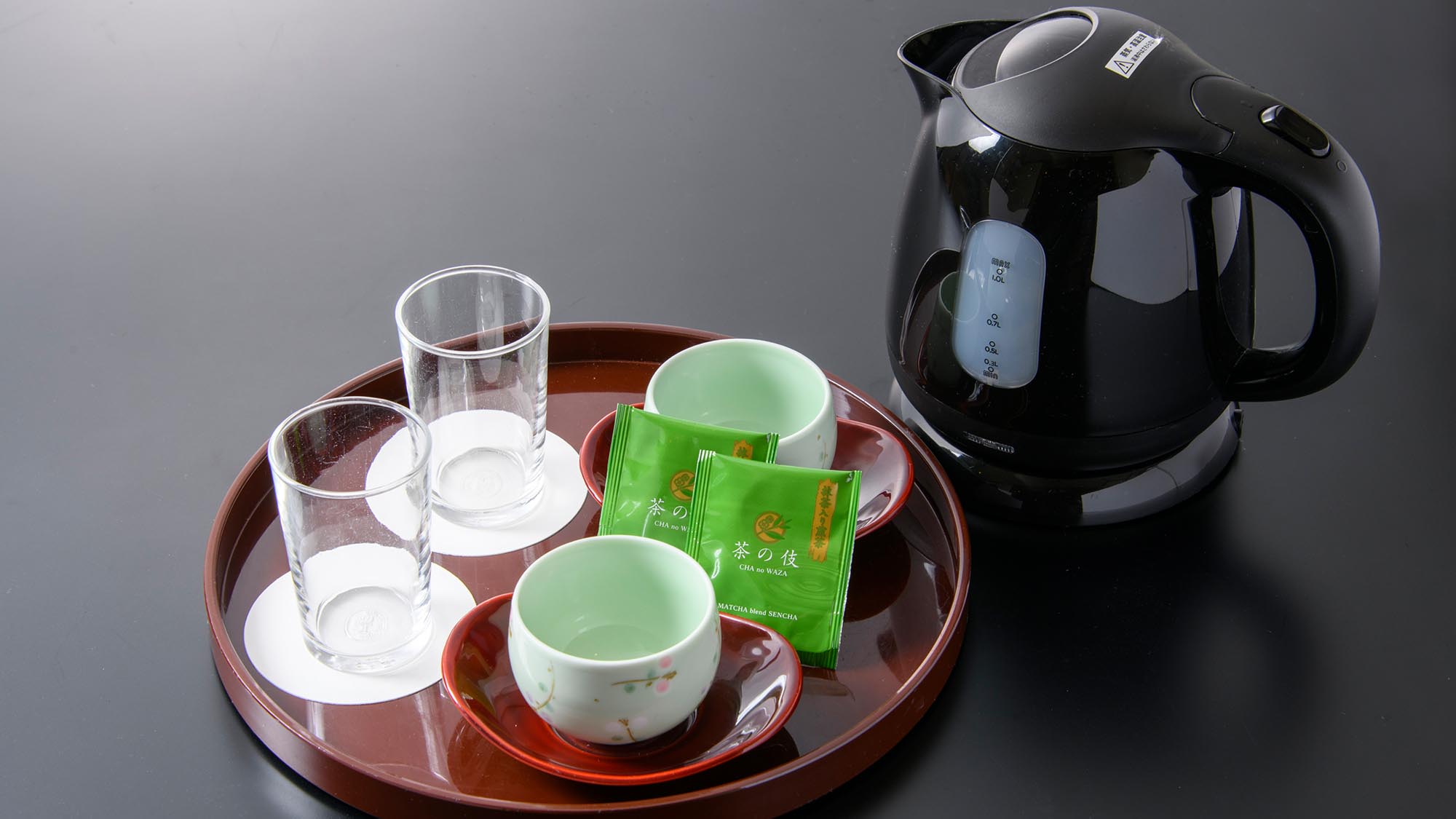 客室にはお茶セット、湯沸かしケトルを用意しております。