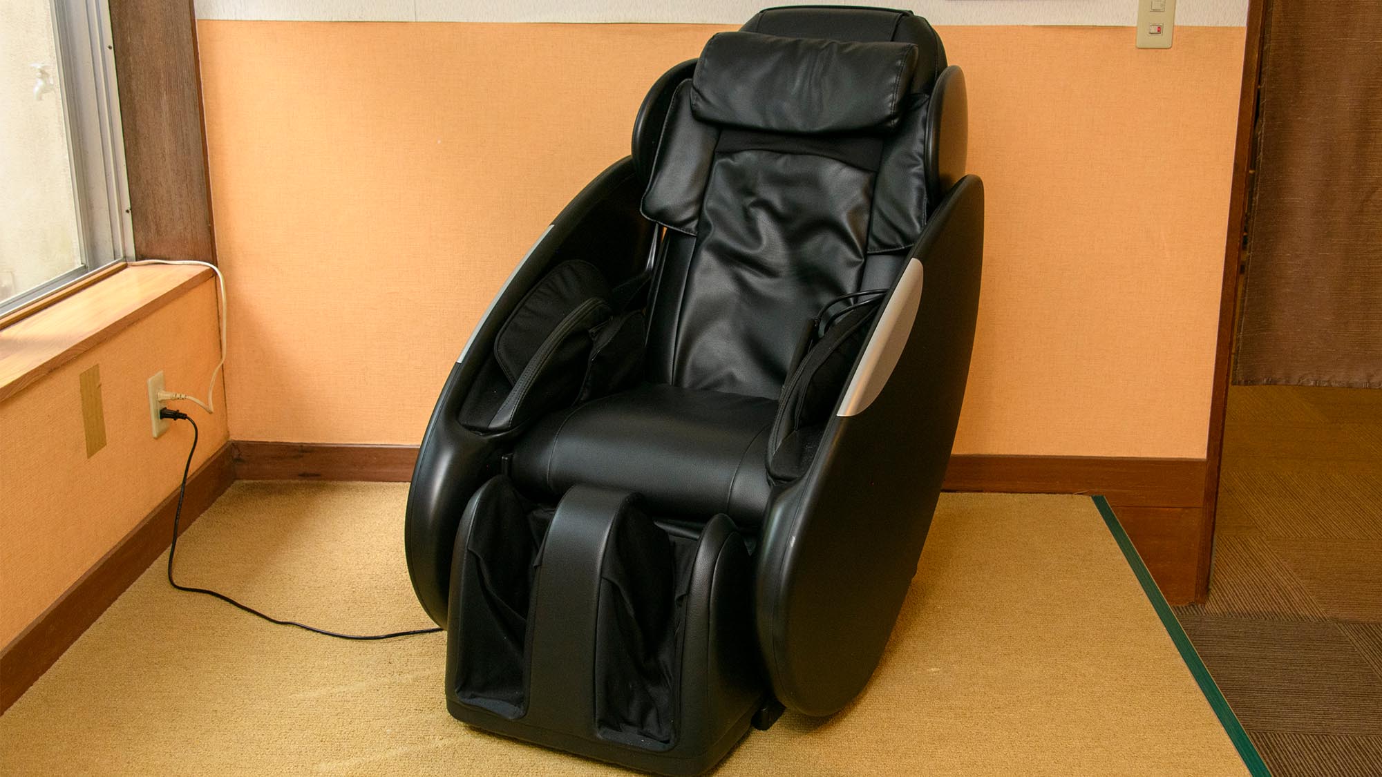 マッサージ機（男湯）／大浴場の脱衣室に設置しております。