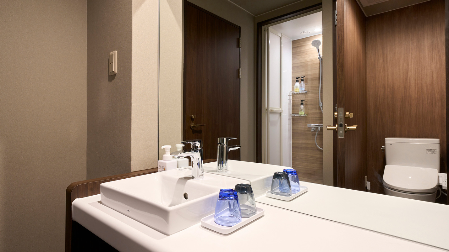 シャワーブース付のお部屋は、コンパクトながらトイレ・洗面台・シャワーブースが独立で設置され快適♪