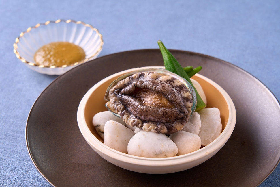 ◆事前カード決済限定でお得！◆【特別メニュー・蝦夷鮑の陶板焼き付き】＜夕朝食付＞