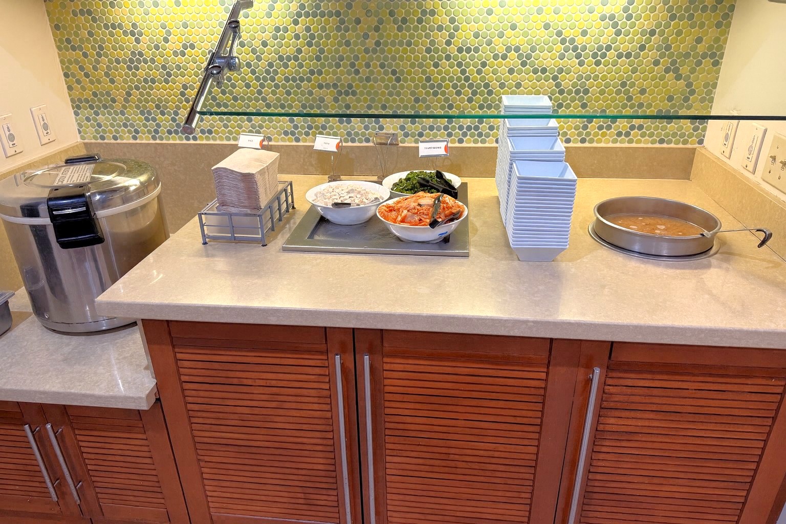 朝食一例（ご飯・キムチ・お味噌汁）