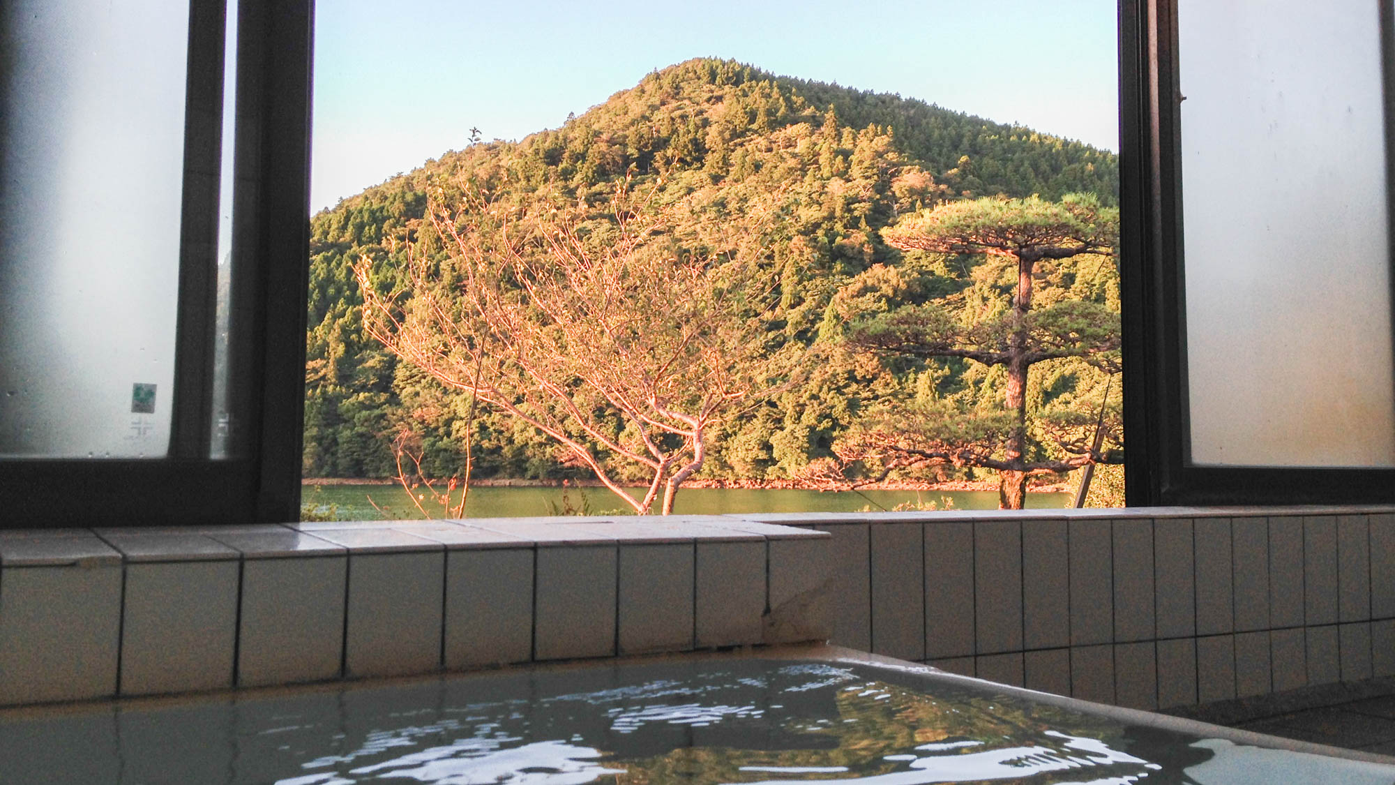 *大きなお風呂ではありませんが、湖を眺めながら湯船に浸かれるのが当館の魅力♪