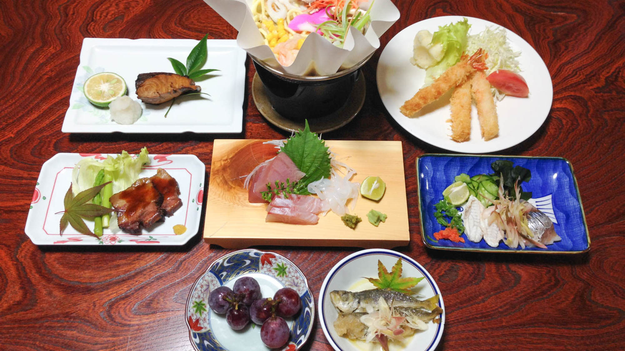 *＜夕食一例＞小浜町に接する橘湾で獲れた新鮮な魚の活き造りを中心とした家庭的なお料理。