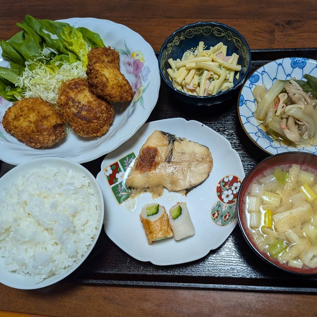 夕食一例「手づくりコロッケ」「カレイの焼物と竹輪キュウリ」「マカロニサラダ」「煮びたし」など。