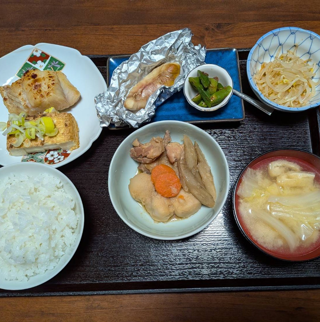 夕食一例「鱈の味噌漬け焼き厚揚げ」「ふぐの白子焼き」「鶏肉里芋煮物」「オクラ鰹節和」「もやしナムル」