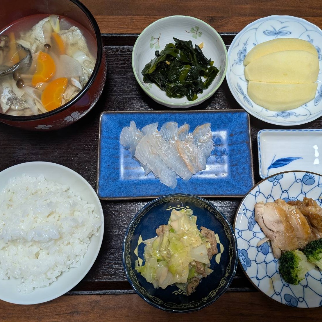 夕食例「鱈あら汁」「ヒラメの刺身」「新わかめ」「牛肉とキャベツ炒め物」「鶏の照り焼きとブロッコリー」