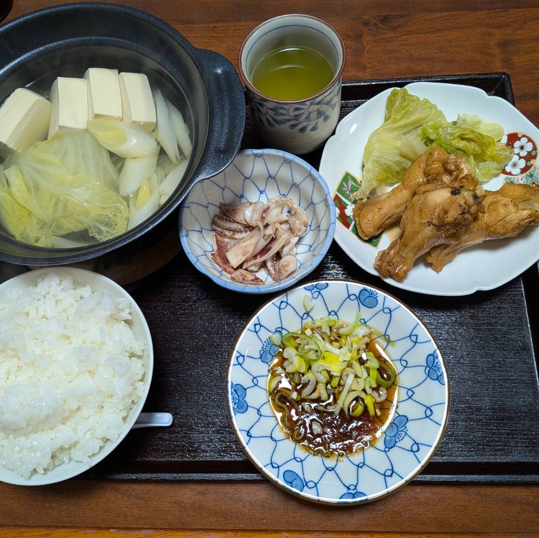 夕食一例「あつあつ湯豆腐」「真イカの肝炒め」「手羽元煮」など