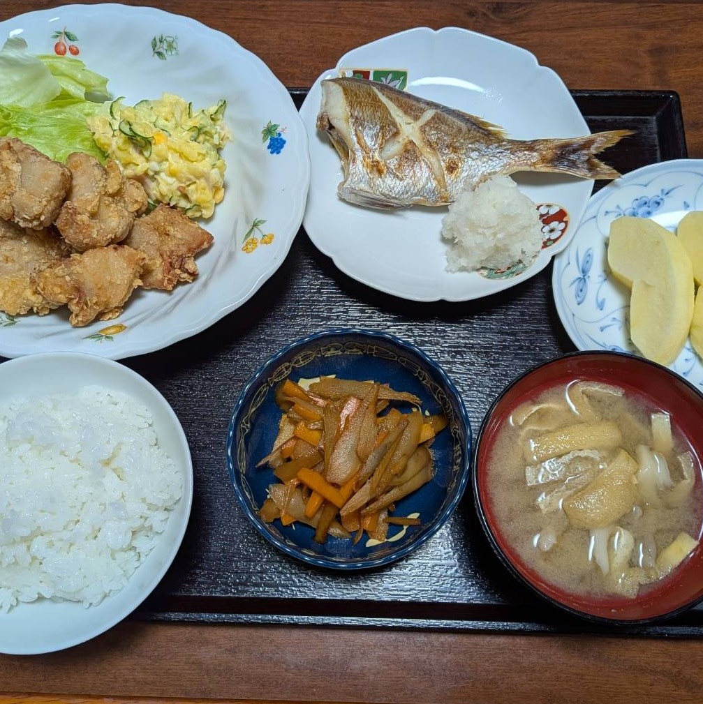 【夕食一例】「鶏のから揚げ　サラダ添え」「真鯛焼き」「きんぴらごぼう」「りんご」等