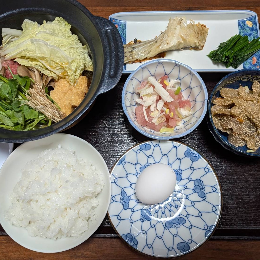 夕食一例「牛肉のすき焼き」「鯵のたたき」「白身魚の焼物とほうれん草「真鱈の子入りきんぴら」