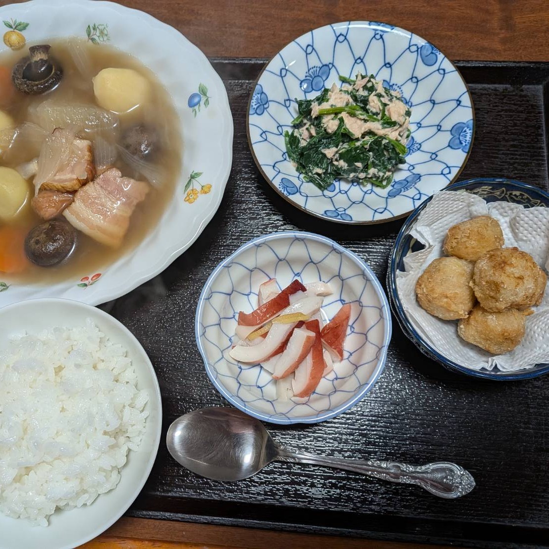 夕食一例「ベーコン季節野菜スープ」「水ダコ刺身」「ほうれん草シーチキン和え」「里芋煮っころがし揚げ」