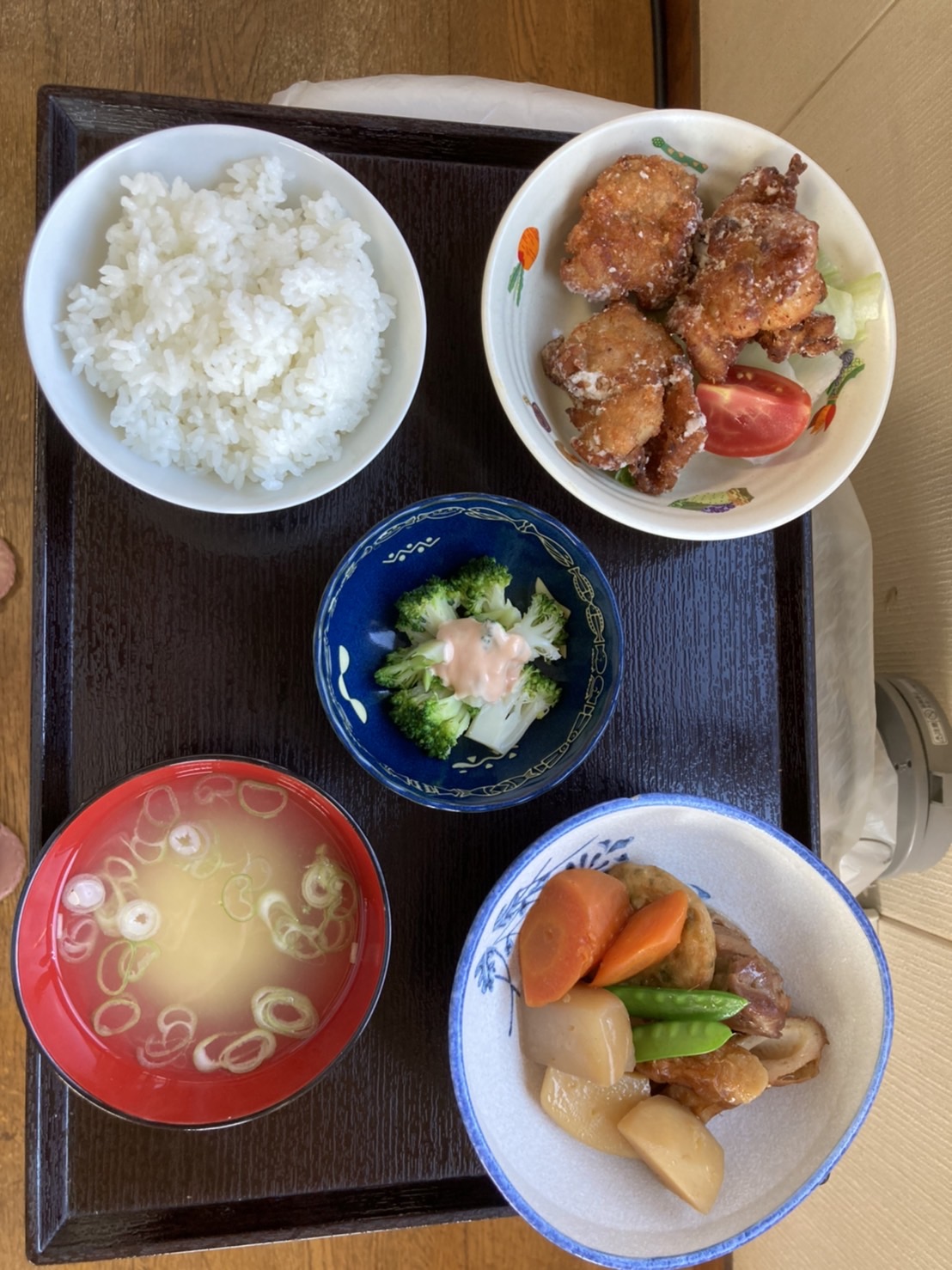 【夕食例】家庭的と好評の日替り定食。生産者や市場から直接仕入れ。新鮮さや季節もの地元産などの素材優先