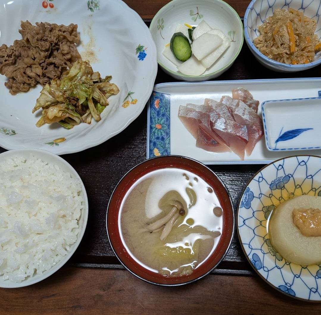 夕食一例「牛肉の焼肉」「キャベツ野菜炒め」「ふろふき大根」「糸コン人参のたらこ炒め」「イナダの刺身」