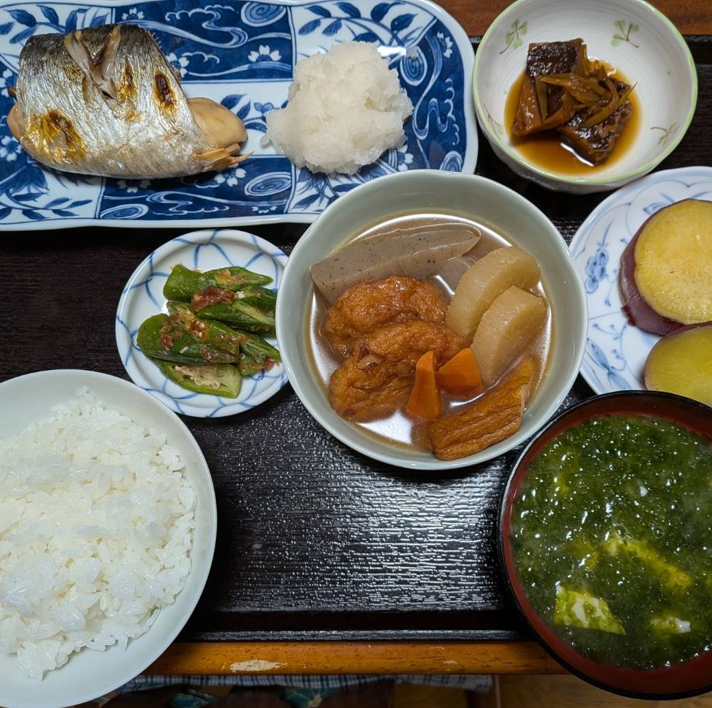 夕食例「子持にしん焼き」「カスベ煮」「オクラ鰹節和え」「大根さつま揚げ煮」「薩摩芋」「青のり味噌汁」
