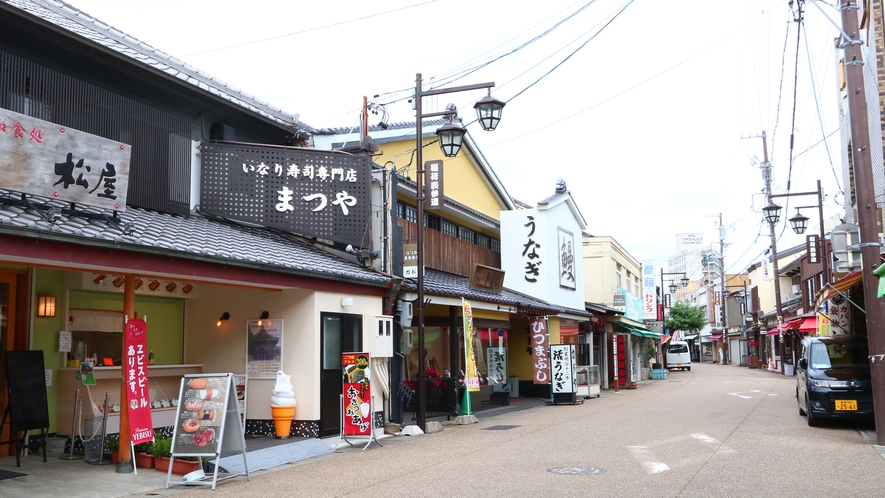 周辺◆豊川稲荷に続く参道。たくさんのお店が軒を連ねます