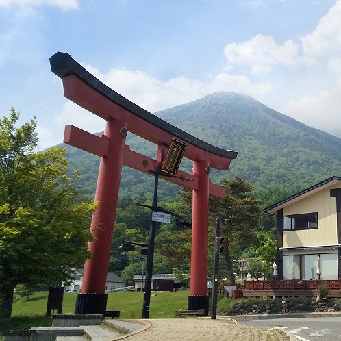 二荒山神社の大鳥居と男体山