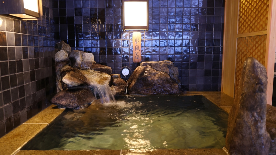 男性大浴場／水風呂（温度：15～16℃）