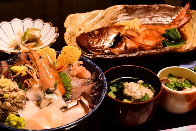 海鮮丼夕食一例（金目鯛は2～3名に1匹）