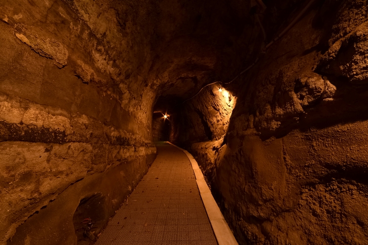 洞窟を通る離れ西館　通路一例