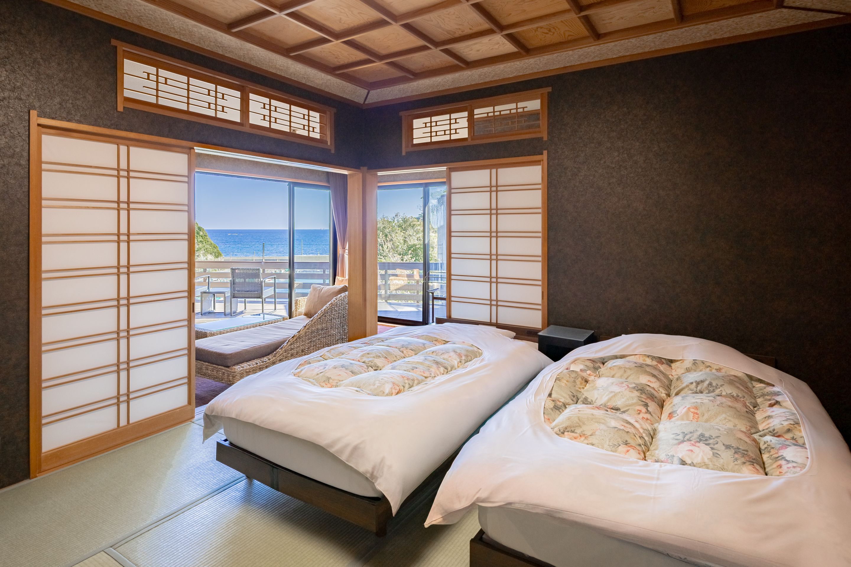 南館　海の見える和室10畳＋縁側4畳　バス・トイレ付