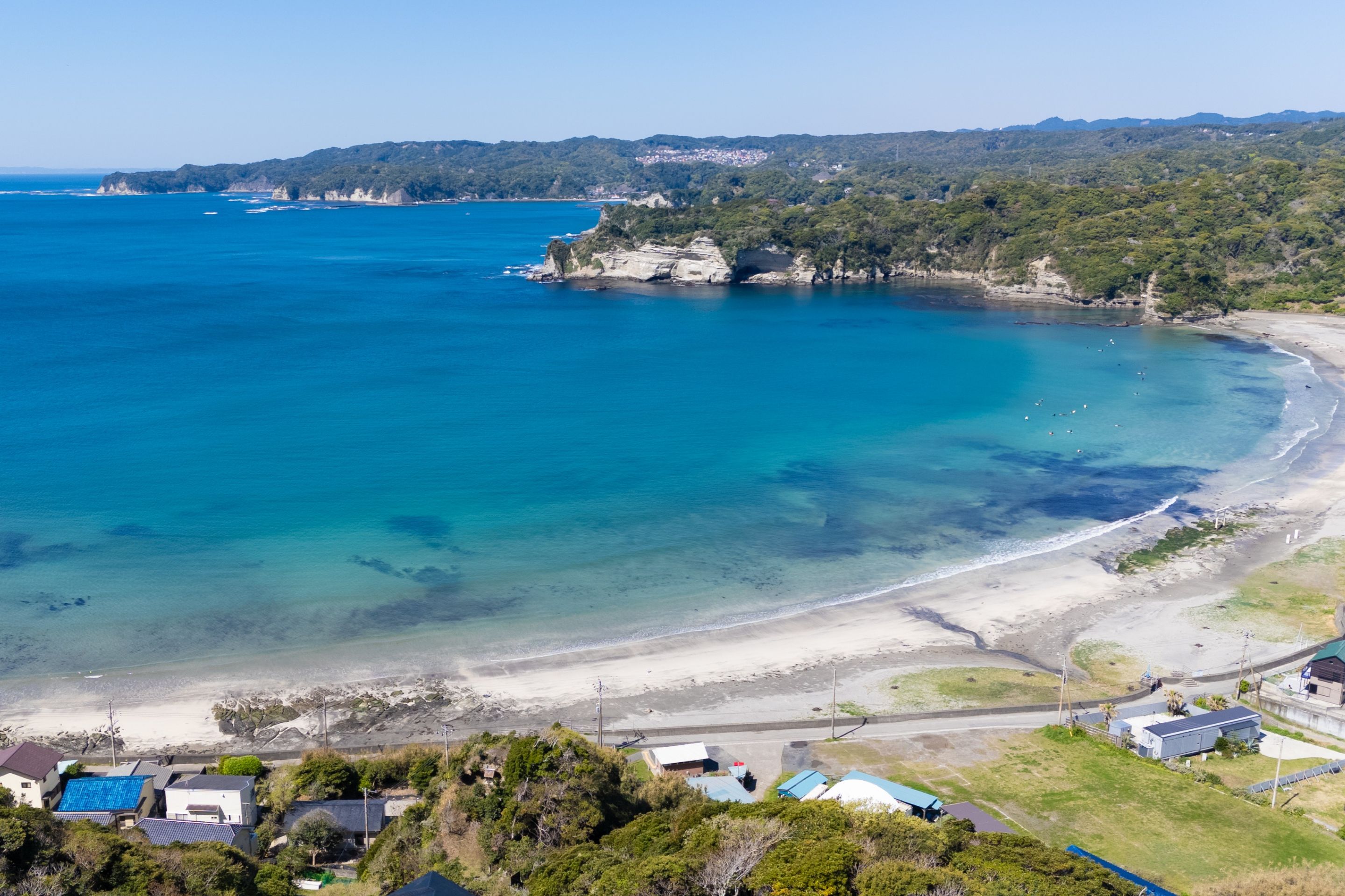 真横にある鵜原海水浴場