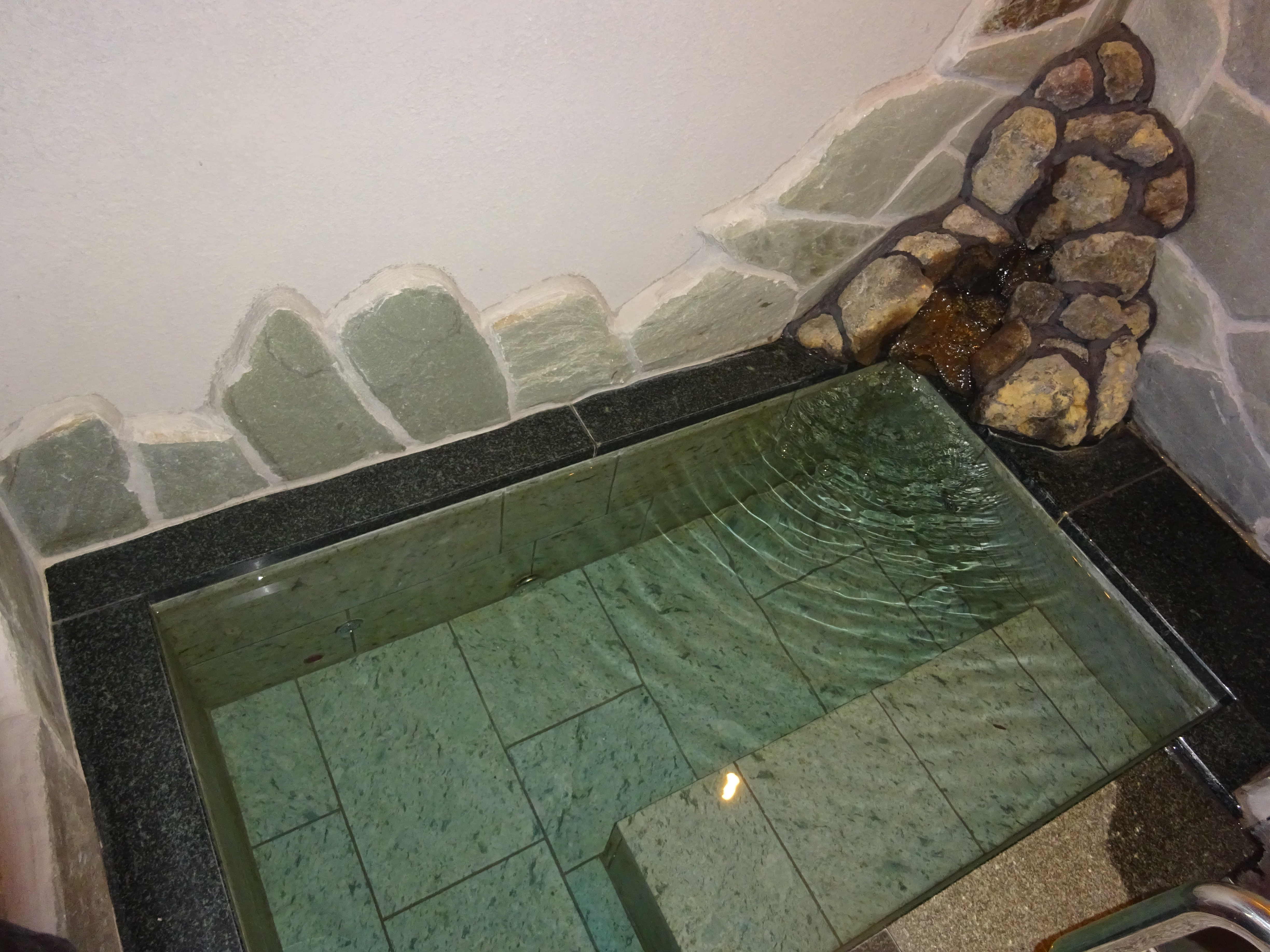 天然温泉岩風呂