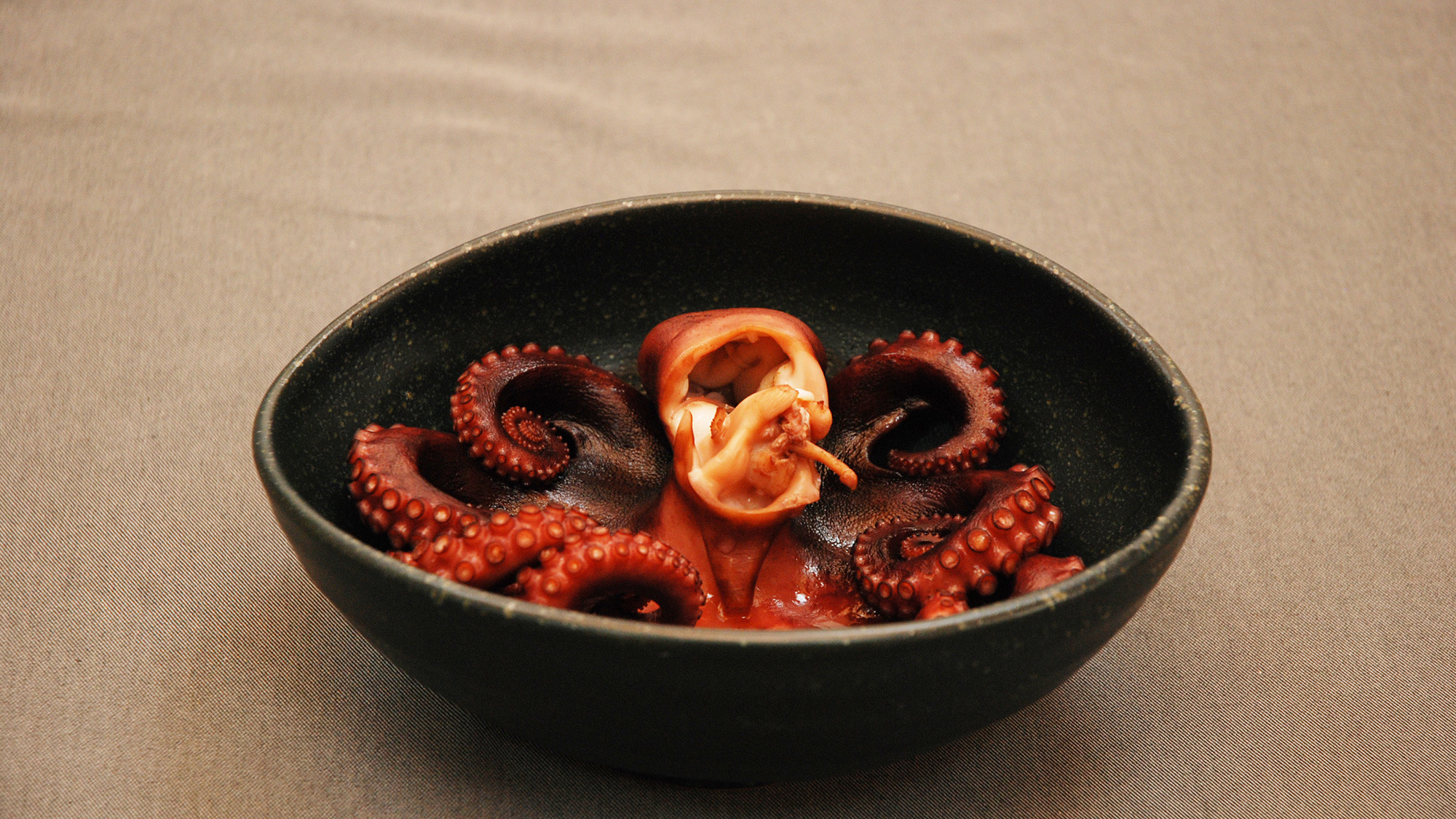 *日間賀島名物のタコの丸茹で　柔らかく甘いがギュッと詰まっています。