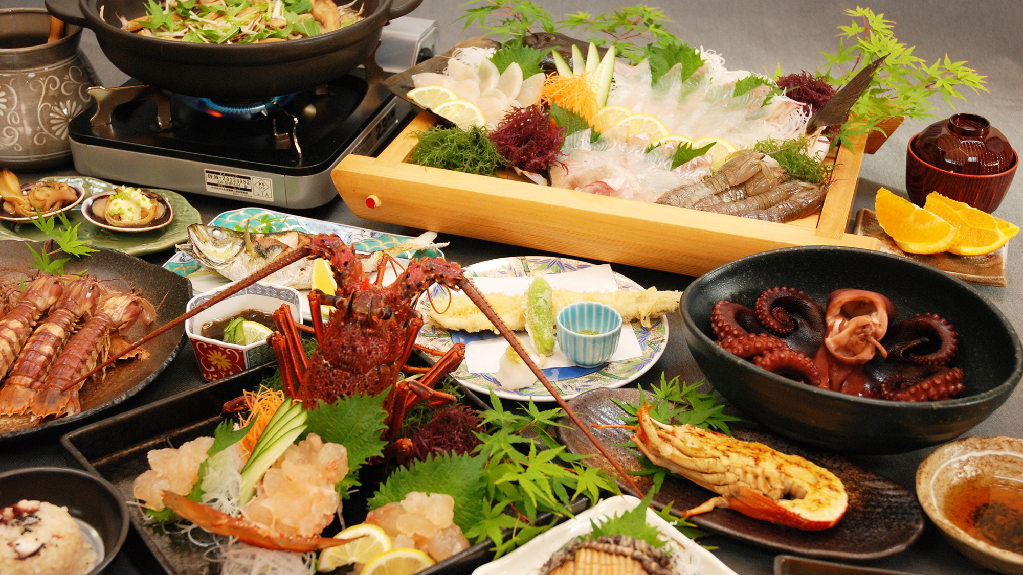 *≪あじ浜旬彩プラン一例≫伊勢海老のお造りに鮑もついた豪華コース。