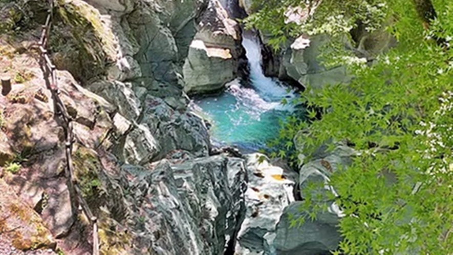 *【周辺観光/土釜】滝つぼには一の釜、二の釜、三の釜と連なって水流が下り落ちる水門は、圧倒される奇観