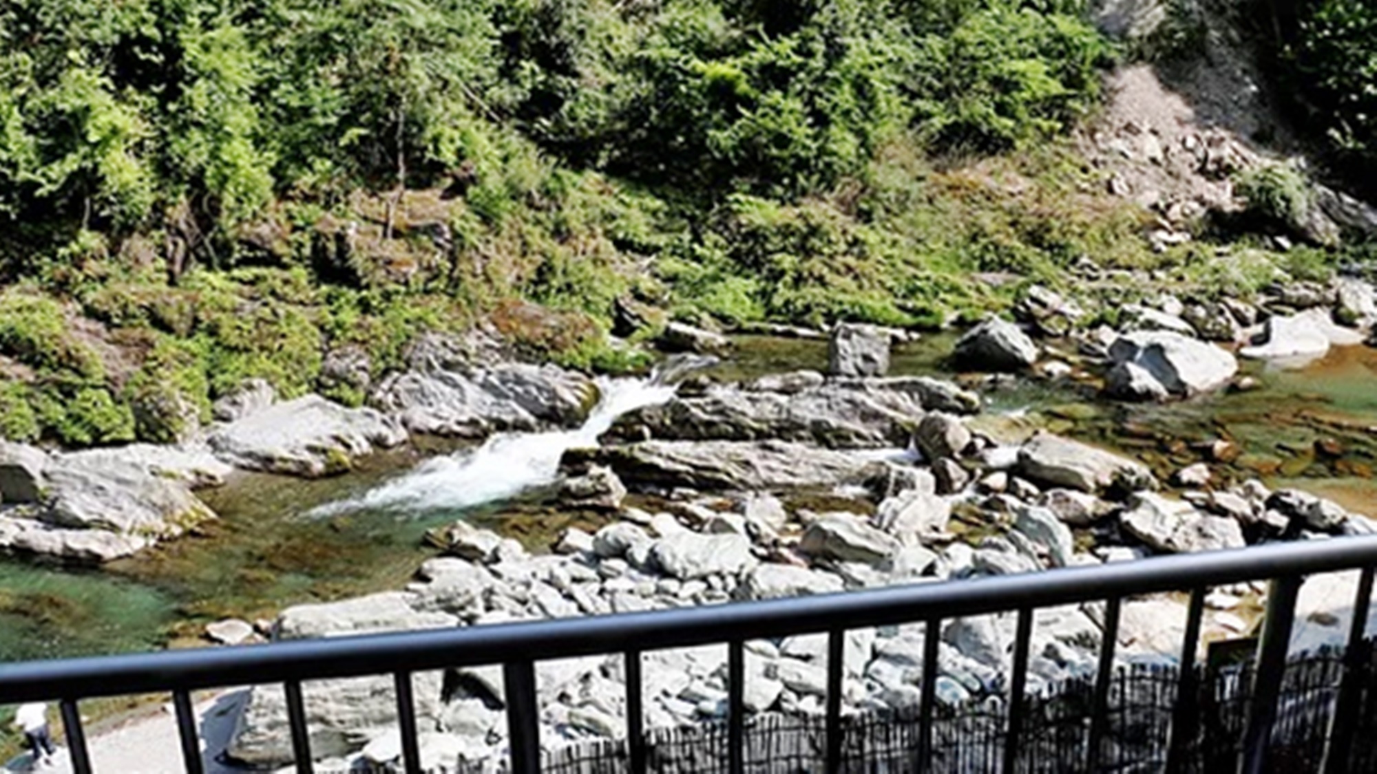 *【温泉/景色】一宇渓谷のせせらぎを背に、温泉旅情を心ゆくまでご堪能ください♪