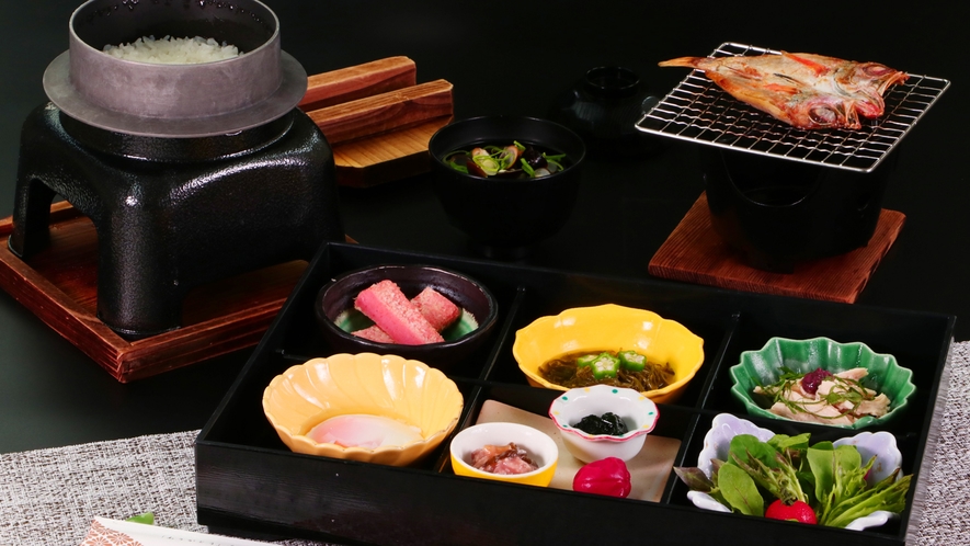 【朝食】出雲産コシヒカリやのどぐろ、地元の旬な食材を使用した和朝食