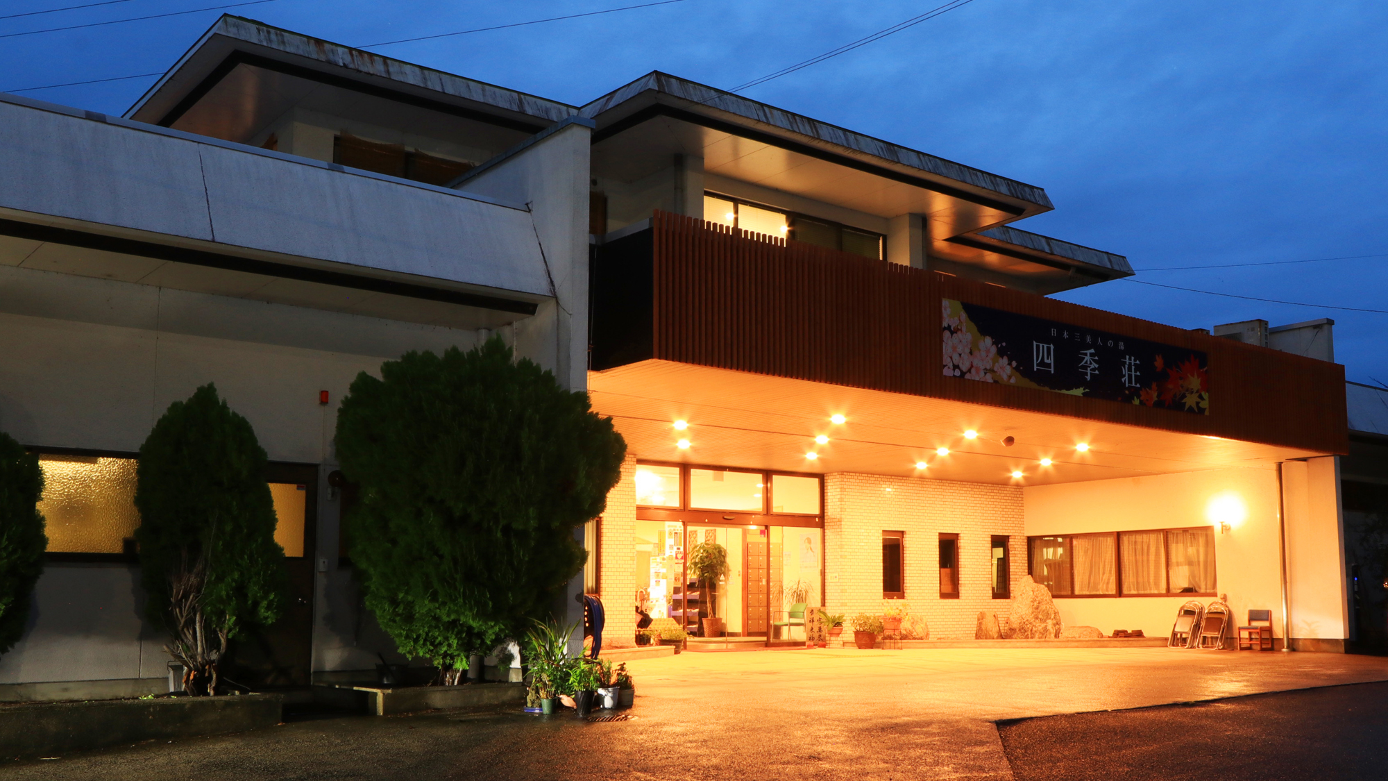 夜外観