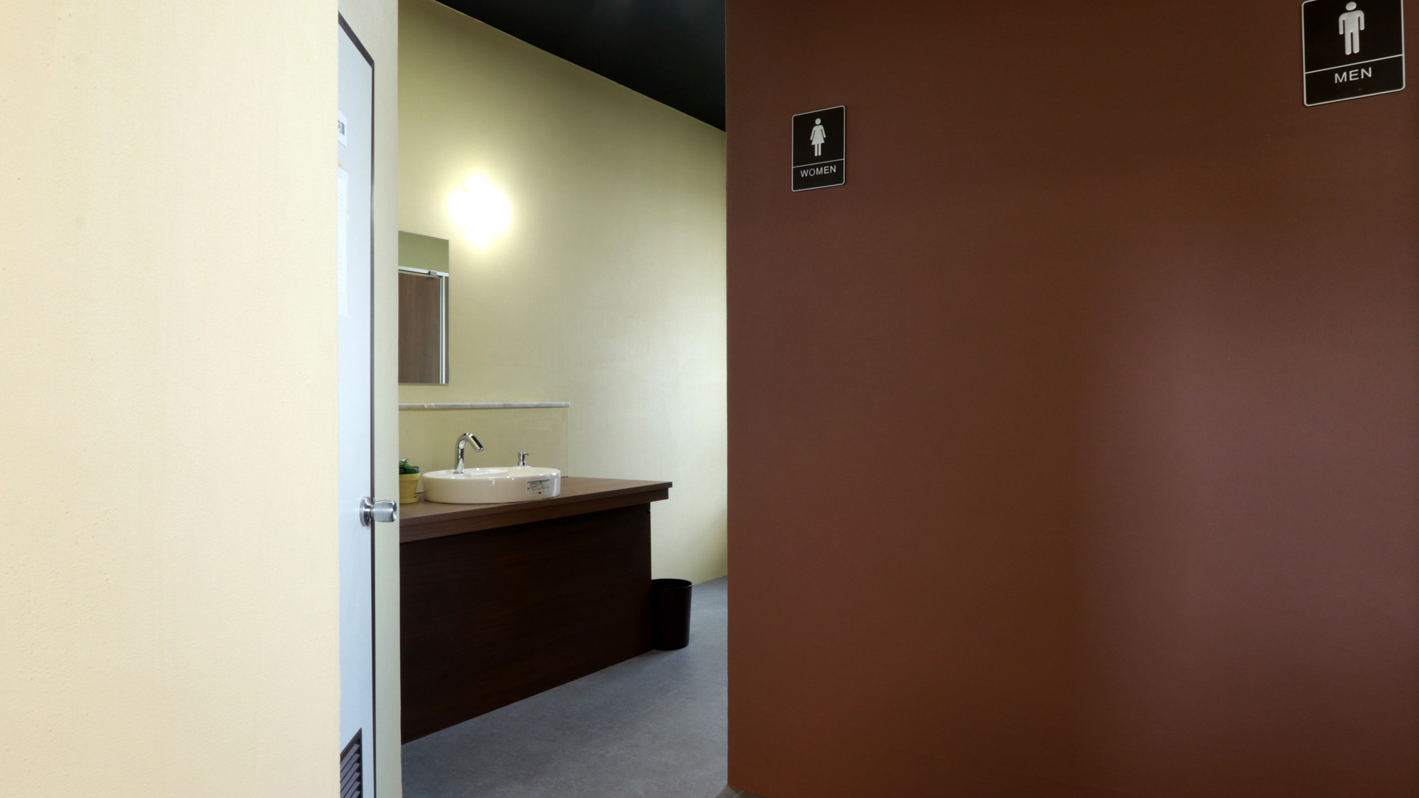 【2階共用トイレ入口】