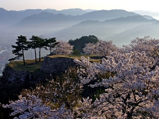 春の竹田城