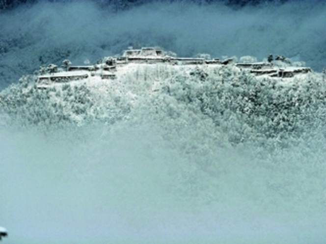 雪の竹田城