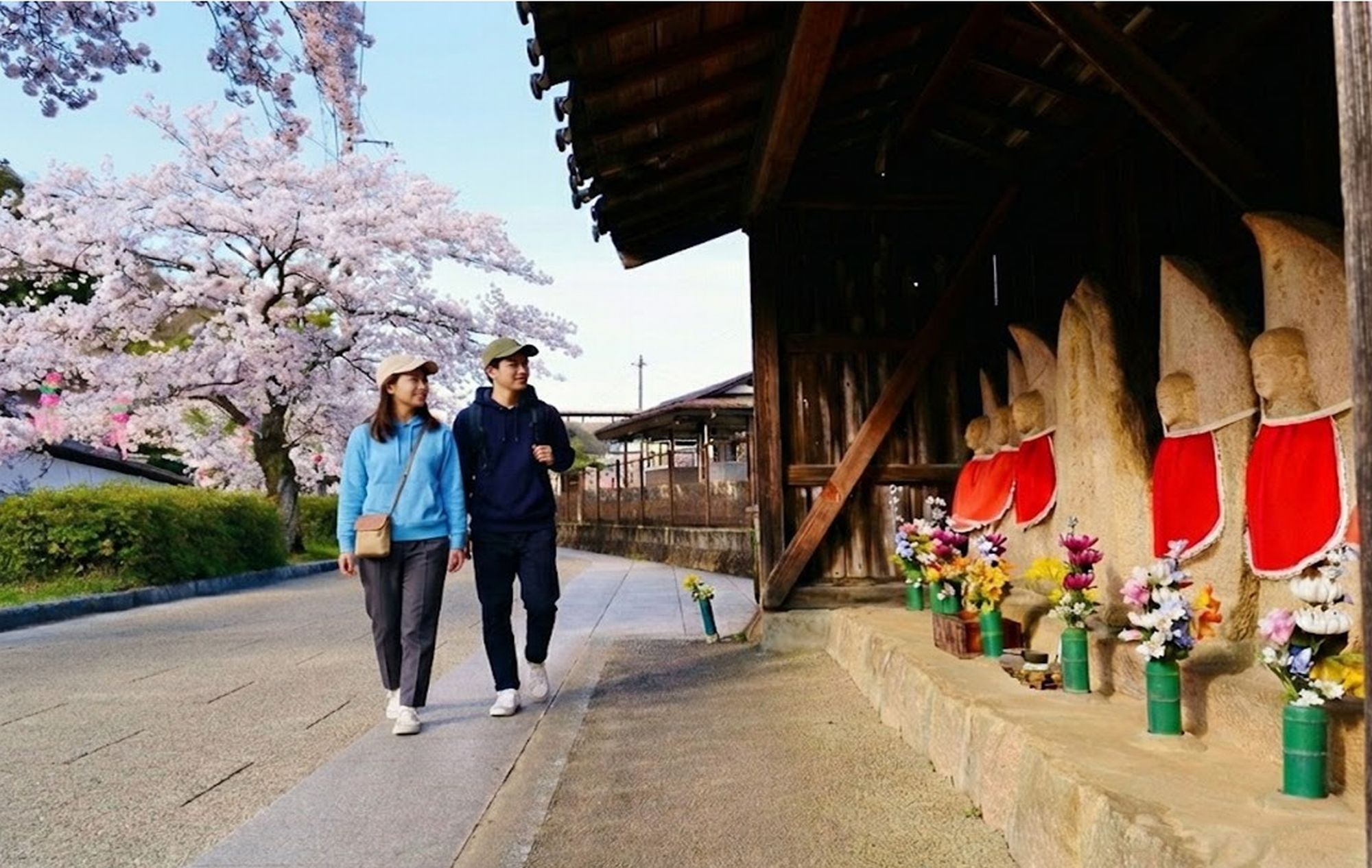 駅裏の寺町通に桜とお地蔵様。ここを過ぎると竹田城登山道。