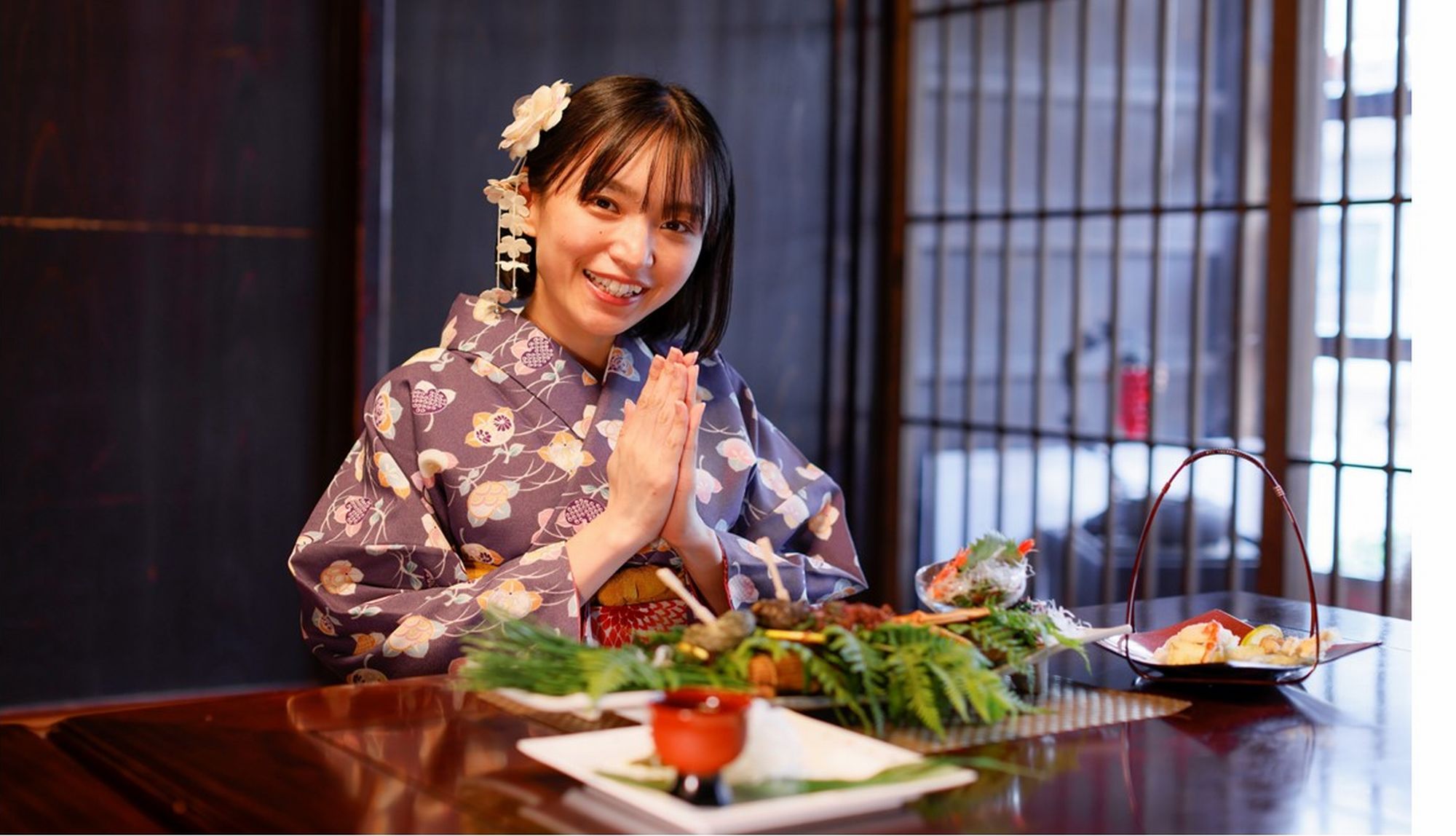 明治の町屋カフェ「寺子屋」のお座敷席でカニや但馬牛を