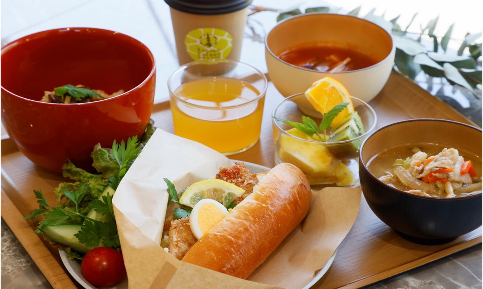 朝食セミビュッフェ例：自家製パンの八鹿豚カツサンドや地元食材の和洋食を竹田城を望むカフェで