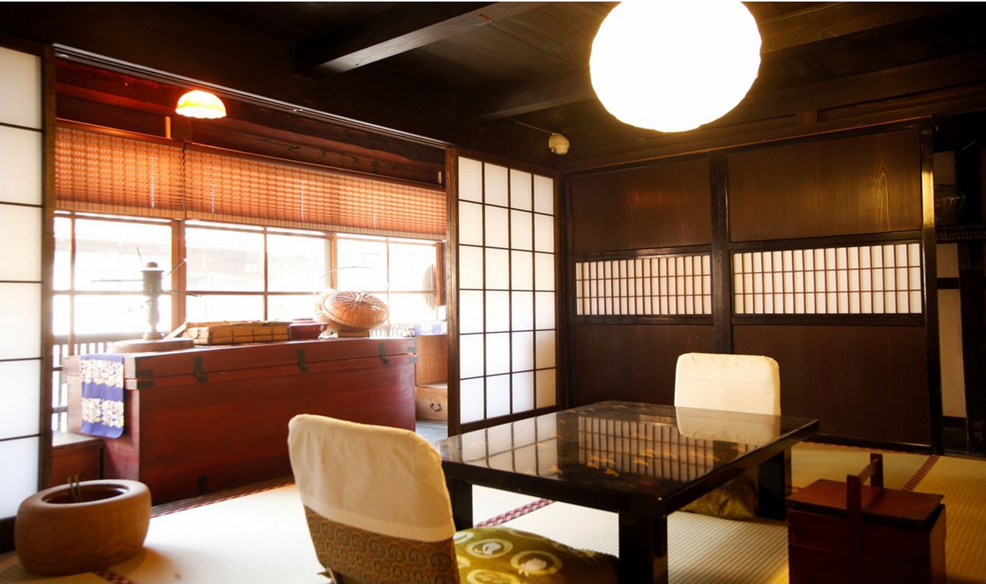 温泉付き「宙」の棟の控えの和室6畳。明治の古民家の風情を残しています。