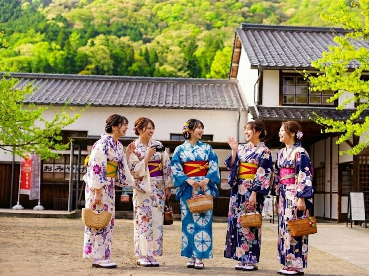 オプションで色浴衣貸し出し。記念日などに。