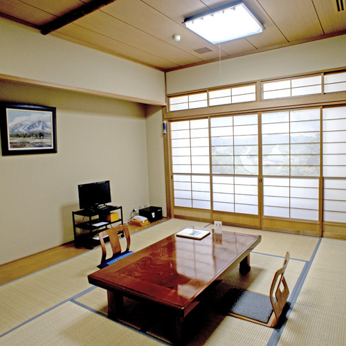 *[Gedung utama: Kamar bergaya Jepang seluas 10 tatami (Kamar 207)] Bendungan Tsunogami, yang dilukis di layar shoji, berjarak 30 menit berkendara. Perahu rekreasi dan naik perahu sedang populer.