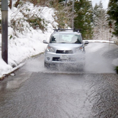 *スキー場への除雪された道