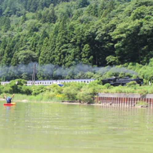 *【カヌー体験】SLの時間に合わせてツアーを催行。カヌーでしか行けない川からの絶景をご覧ください！