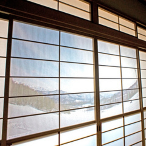 *【本館：和室10畳（201号室）】障子に描かれた「三川・温泉スキー場」は車で6-7分と好アクセス！
