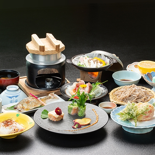 *【夕食一例】自家製の十割そばや三川産コシヒカリを使用した釜飯など、当館ならではのお料理をどうぞ。