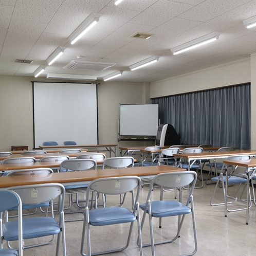 *【会議室】スクール形式で30名収容可能です。会議や研修会場、ミーティングのご利用にどうぞ！