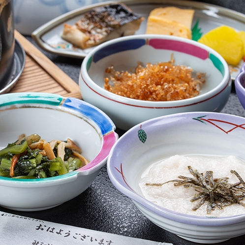 *【朝食一例】からだに優しいおかずたち。地元・三川産のコシヒカリとともにお楽しみください。