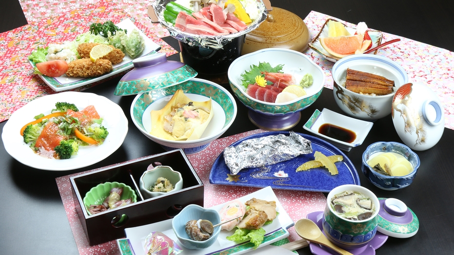 【夕食】四季折々の食材を活かした料理。季節の味覚をお楽しみください