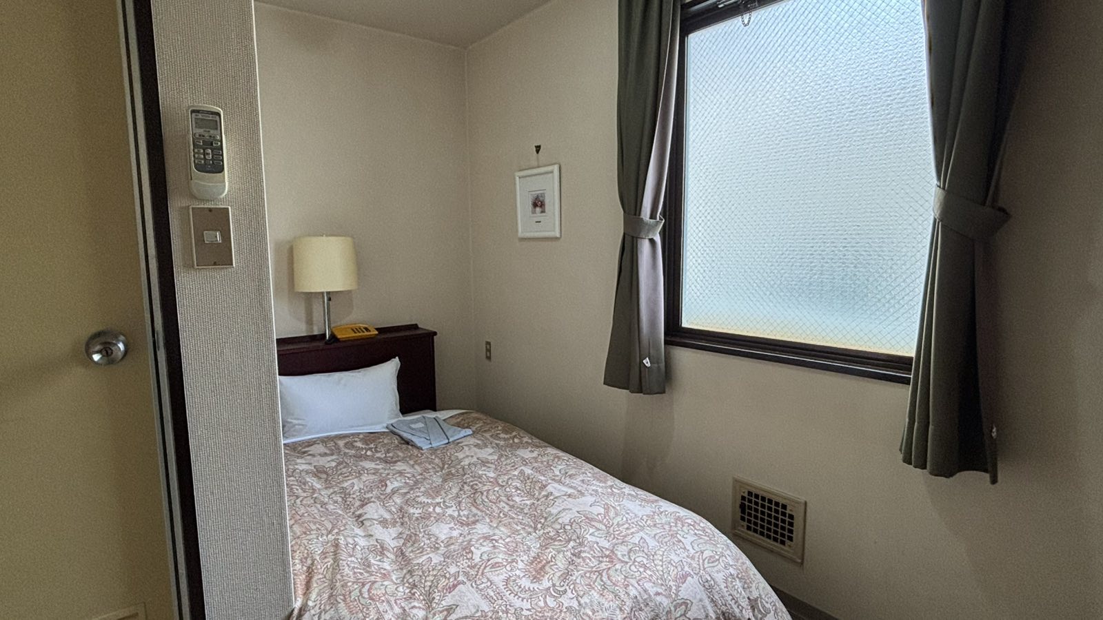 コンパクトで過ごしやすいシングルルームです。