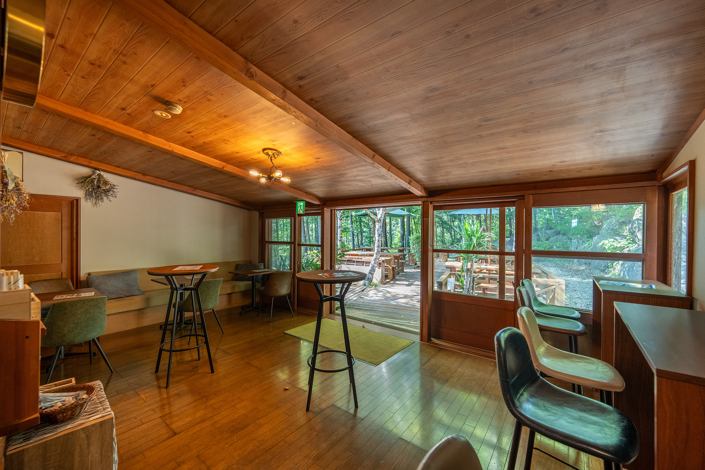 カフェ&バー　時刻表のない待合室