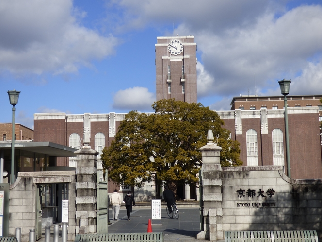 京都大学正門　時計台